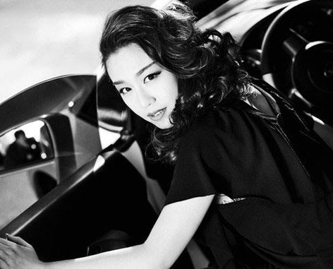 Mỹ nữ hút hồn siêu bò Lamborghini